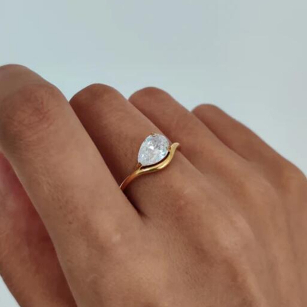OFFSET PEAR-CUT RING IN 18K - Picture 5 of 5
